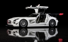 Отражение белого Mercedes-Benz SLS